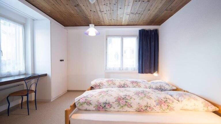 Schlafzimmer, Ferienwohnung Davos, Swiss Engineering | © Luzia Schär