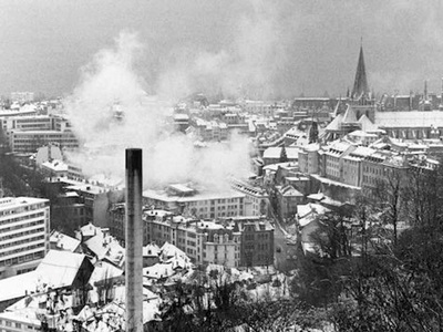 Gesamtansicht der Cité, aufgenommen von der Hermitage aus, mit dem rauchenden Schornstein der Müllverbrennungsanlage von Le Vallon im Vordergrund. Fotografie von 1967. | © Musée Historique Lausanne
