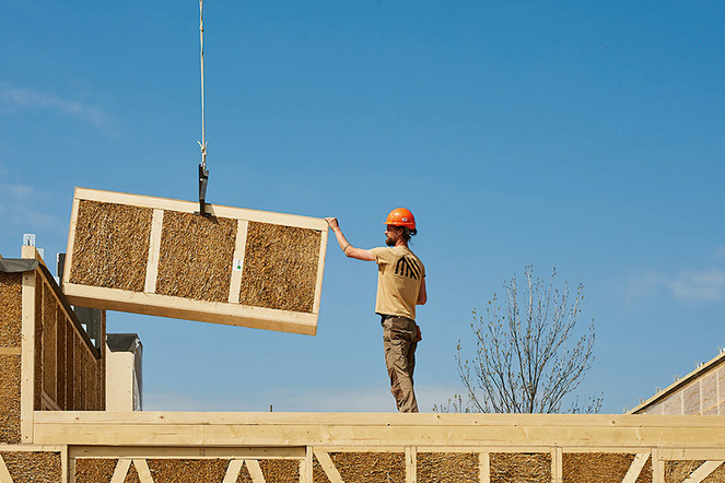 Klimafreundliche Alternative: Bauen mit vorfabrizierten Elementen aus Stroh.