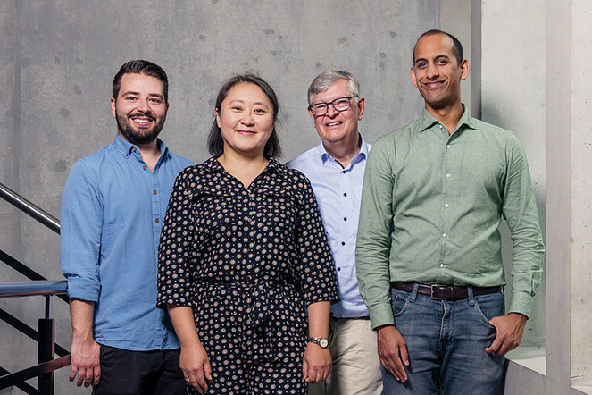 Forschende des PSI Center for Life Sciences arbeiten daran, Medizin mithilfe von Lichtschaltern für Zellen möglich zu machen: Oliver Tejero und Letztautorin Ching-Ju Tsai, Gebhard Schertler und Matthew Rodrigues (von links nach rechts). | © PSI/M. Fischer