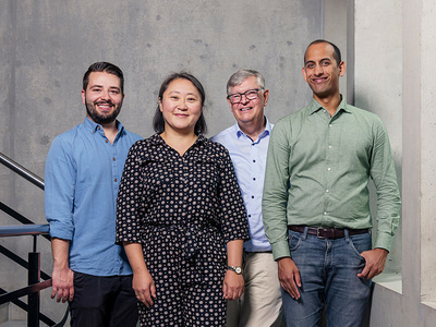 Forschende des PSI Center for Life Sciences arbeiten daran, Medizin mithilfe von Lichtschaltern für Zellen möglich zu machen: Oliver Tejero und Letztautorin Ching-Ju Tsai, Gebhard Schertler und Matthew Rodrigues (von links nach rechts). | © PSI/M. Fischer