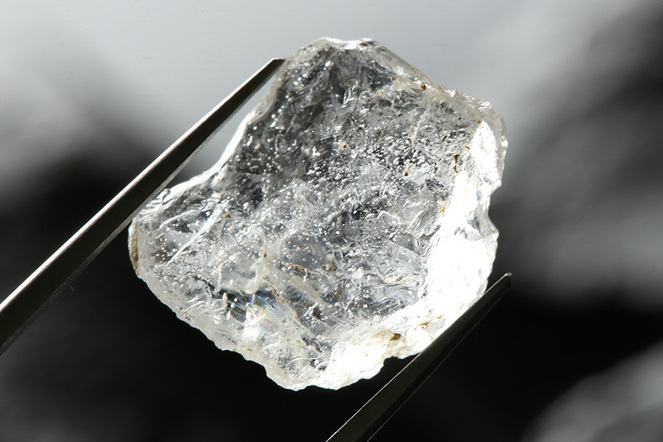 Ein Diamant. In Form von Staub in die obere Atmosphäre gebracht wäre er – theoretisch – bestens geeignet, um das Sonnenlicht zu reflektieren. | © Istockphoto