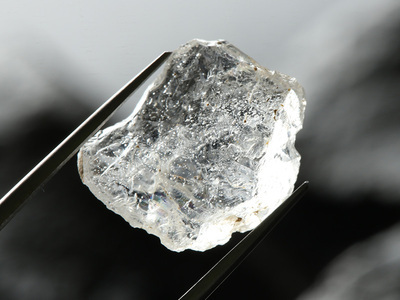 Ein Diamant. In Form von Staub in die obere Atmosphäre gebracht wäre er – theoretisch – bestens geeignet, um das Sonnenlicht zu reflektieren. | © Istockphoto