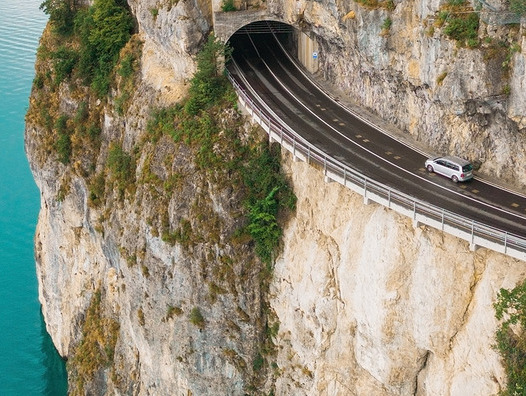 Strasse mit Tunnel am Thuner See. Wer in der Schweiz mit dem Auto unterwegs ist, vertraut auf die Sicherheit der zahlreichen Brücken, Tunnel und Kunstbauten. | © Istockphoto