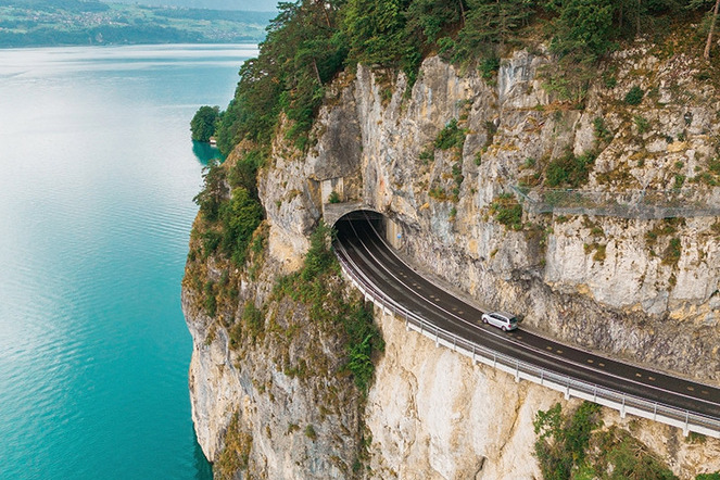 Strasse mit Tunnel am Thuner See. Wer in der Schweiz mit dem Auto unterwegs ist, vertraut auf die Sicherheit der zahlreichen Brücken, Tunnel und Kunstbauten. | © Istockphoto