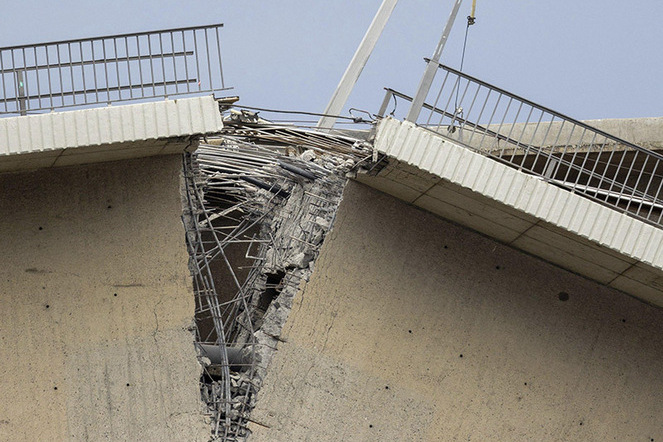 Bruchstelle an der Carolabrücke in Dresden. Die Abkühlung infolge eines Wetterumschwungs hatte den teilweisen Einsturz der durch Korrosion vorgeschädigten Brücke ausgelöst. | © Alamy