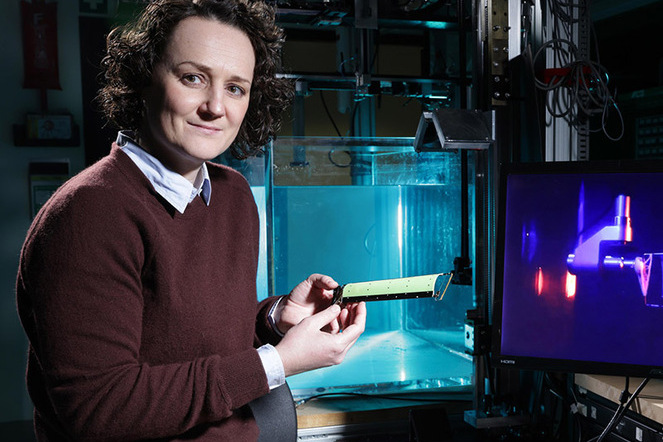 EPFL-Forscherin Karen Mulleners mit dem flexiblen Membranflügel. | © EPFL/A. Herzog