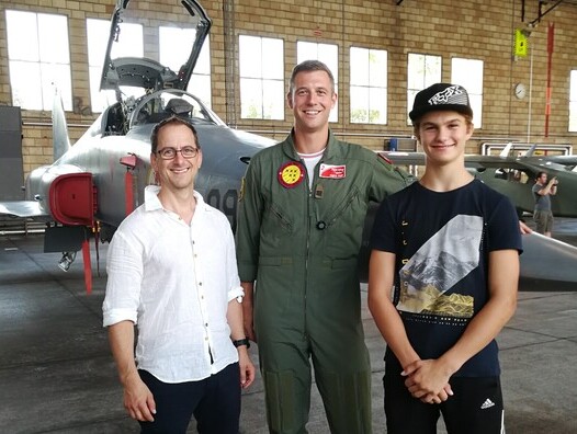 Besuch auf dem Militärflugplatz Emmen. v.l.n.r.: Michael Giger, Serim Wetli, Andri Giger | © FAEL