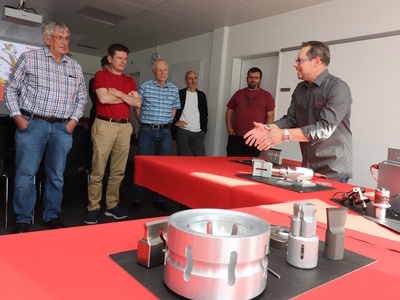 Chris VanNeerven, technischer Projektleiter, erläutert die Komponenten der Ultraschall-Schweissanlagen. | © Martin Sinzig